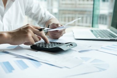 Adam aile içi faturaları evde hesaplayın. Hesapla kullanarak iş adamı