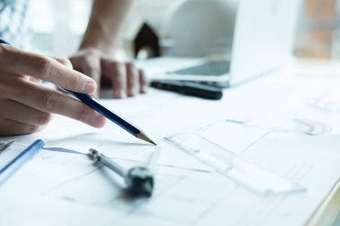 Emlak projede işyerinde çalışan mimar. Erkek engi