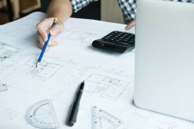 Emlak projede işyerinde çalışan mimar. Erkek engi