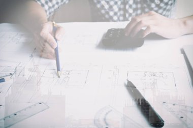 Emlak projede işyerinde çalışan mimar. Erkek engi