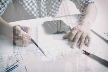 Emlak projede işyerinde çalışan mimar. Erkek engi