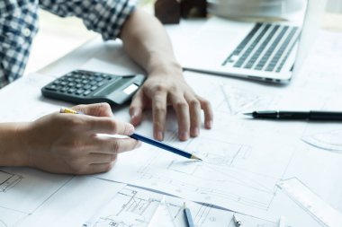 Emlak projede işyerinde çalışan mimar. Erkek engi