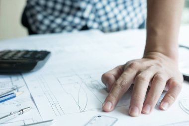 Emlak projede işyerinde çalışan mimar. Erkek engi