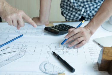 Workpla ortağı ile gayrimenkul proje üzerinde çalışan mimar