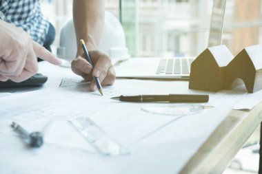 Workpla ortağı ile gayrimenkul proje üzerinde çalışan mimar