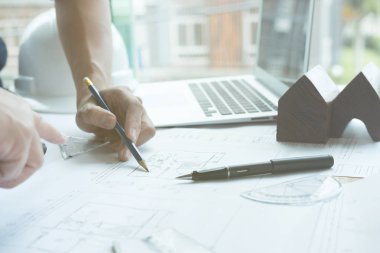 Workpla ortağı ile gayrimenkul proje üzerinde çalışan mimar