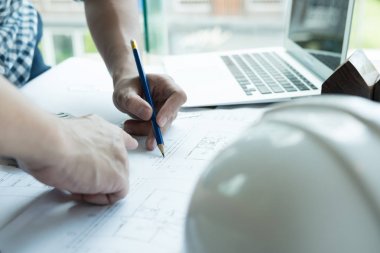 Workpla ortağı ile gayrimenkul proje üzerinde çalışan mimar