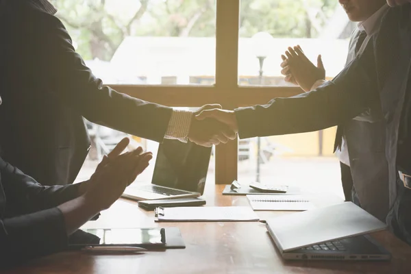 Gente de negocios dándose la mano después de terminar una reunión. Busi. — Foto de Stock