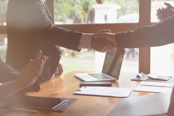 Gente de negocios dándose la mano después de terminar una reunión. Busi. — Foto de Stock