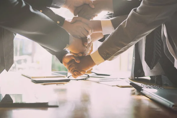 Gente de negocios dándose la mano después de terminar una reunión. Busi. —  Fotos de Stock