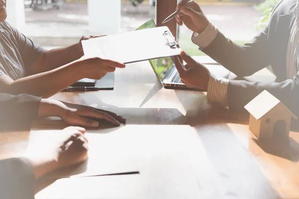 Emlakçı onun müşterileri ile konuş. Emlakçı var bir anlaşmamız wi