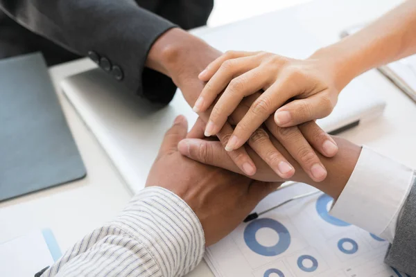 Joven hombre de negocios uniendo la mano, equipo de negocios tocando las manos tog —  Fotos de Stock