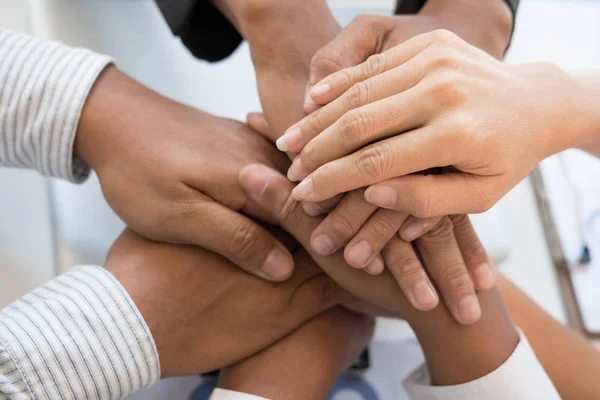 Giovane uomo d'affari che si unisce alla mano, team di affari che si tocca le mani insieme — Foto Stock