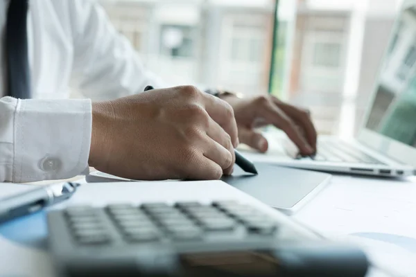 Jovem designer gráfico trabalhando com computador. homem criativo usando — Fotografia de Stock