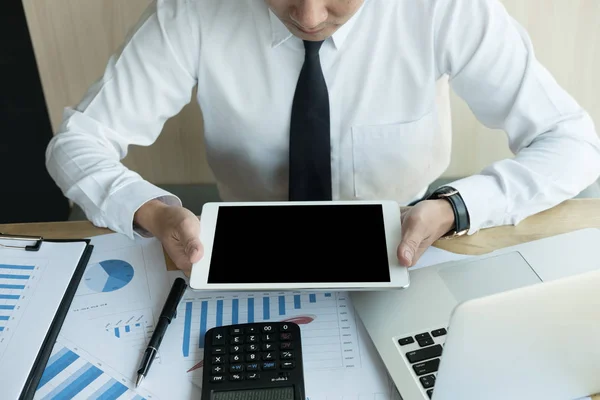 Homem de negócios usando um tablet digital no escritório. jovem macho início u — Fotografia de Stock