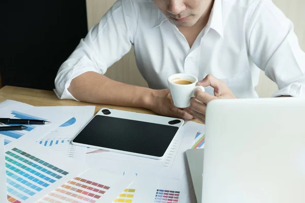 Jovem designer gráfico trabalhando com computador. homem criativo usando — Fotografia de Stock