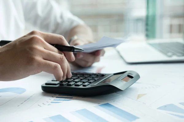 Człowiek obliczania domowe rachunki w domu. Biznesmen przy użyciu Kalkulat — Zdjęcie stockowe
