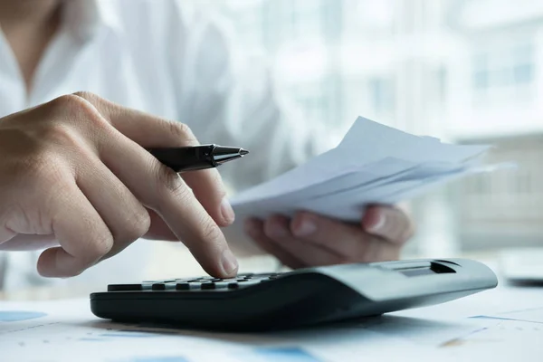 Adam aile içi faturaları evde hesaplayın. Hesapla kullanarak iş adamı