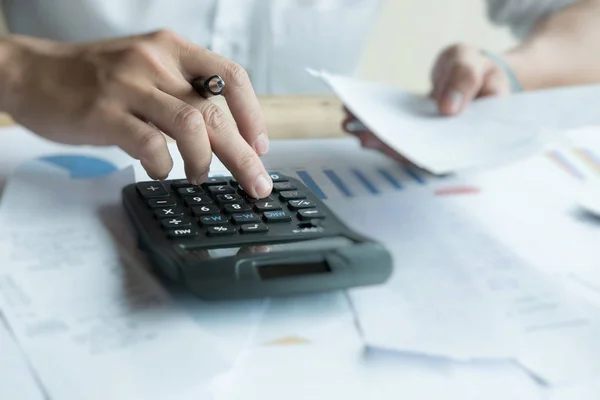 Człowiek obliczania domowe rachunki w domu. Biznesmen przy użyciu Kalkulat — Zdjęcie stockowe