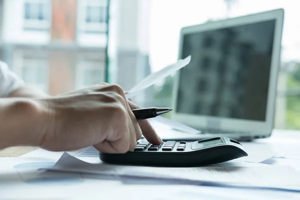 Adam aile içi faturaları evde hesaplayın. Hesapla kullanarak iş adamı