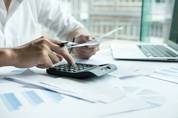 Adam aile içi faturaları evde hesaplayın. Hesapla kullanarak iş adamı