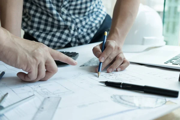 Workpla ortağı ile gayrimenkul proje üzerinde çalışan mimar