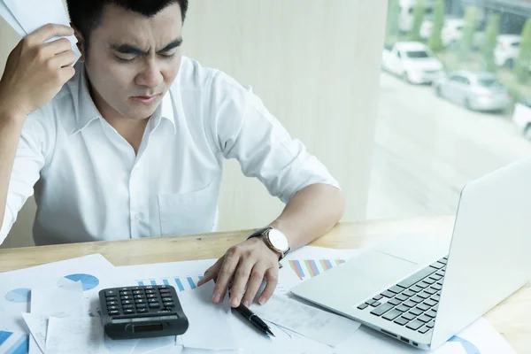 El hombre calcula las facturas domésticas en casa. Empresario usando el cálculo Fotos De Stock Sin Royalties Gratis