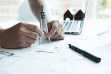 Emlak projede işyerinde çalışan mimar. Mühendis 