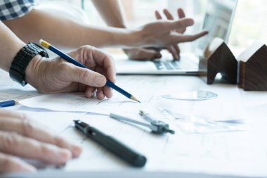 Workpla ortağı ile gayrimenkul proje üzerinde çalışan mimar