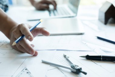 Emlak projede işyerinde çalışan mimar. Erkek engi