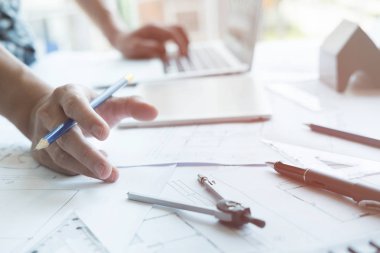 Emlak projede işyerinde çalışan mimar. Erkek engi