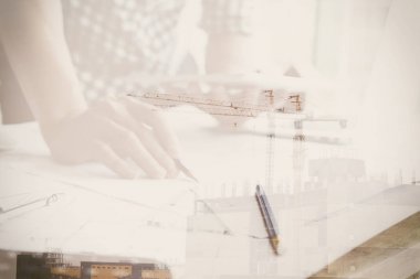 Emlak projede işyerinde çalışan mimar. Erkek engi