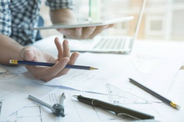Emlak projede işyerinde çalışan mimar. Erkek engi
