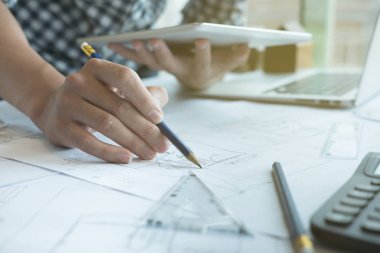 Emlak projede işyerinde çalışan mimar. Erkek engi