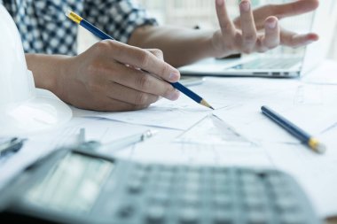 Emlak projede işyerinde çalışan mimar. Erkek engi