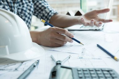 Emlak projede işyerinde çalışan mimar. Erkek engi