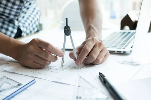 Arquitecto trabajando en proyectos inmobiliarios en el lugar de trabajo. Ingeniero — Foto de Stock