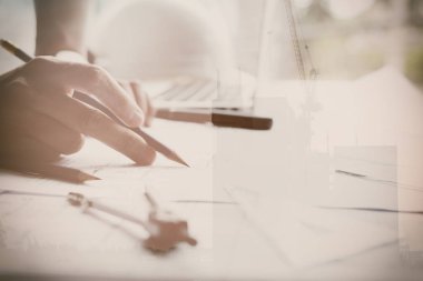 Emlak projede işyerinde çalışan mimar. Erkek engi