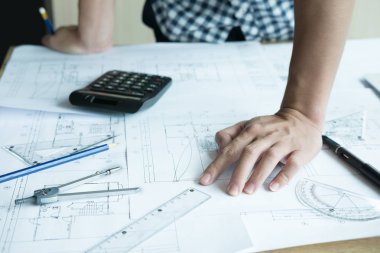 Emlak projede işyerinde çalışan mimar. Erkek engi