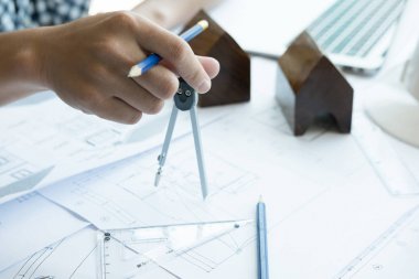 Emlak projede işyerinde çalışan mimar. Mühendis 