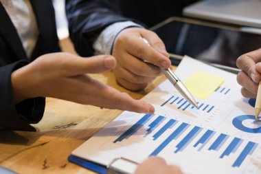 ofiste toplantısı genç iş adamları. işadamı bir