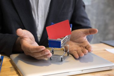 bir kredi kartı mini süpermarket arabası arabası tam gösteren erkek