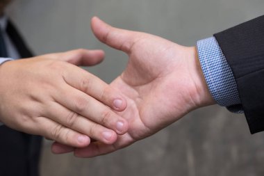 Toplantı bittikten sonra el sıkışan iş adamları. Busi