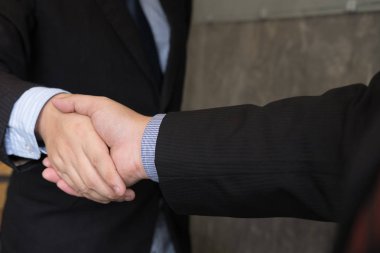 Toplantı bittikten sonra el sıkışan iş adamları. Busi