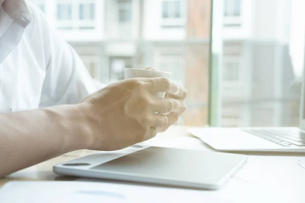 Joven diseñador gráfico que trabaja con la computadora. hombre creativo utilizando — Foto de Stock