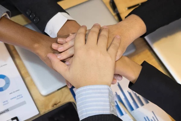 Joven empresario uniéndose de la mano, equipo de empresarios tocando —  Fotos de Stock