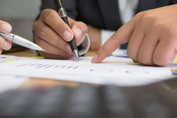 Junge Geschäftsleute bei einem Treffen im Büro. Geschäftsmann — Stockfoto