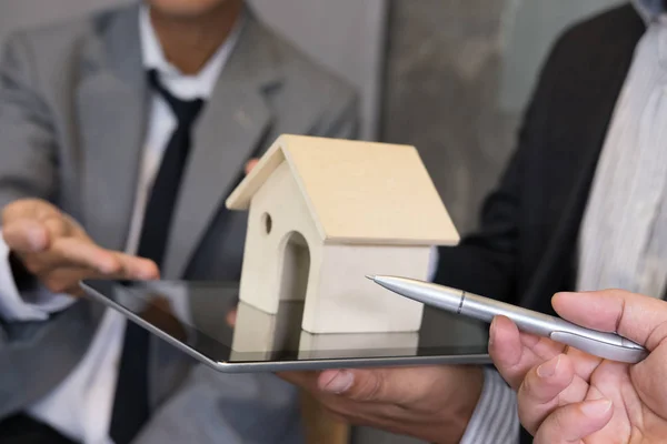 Hombre de negocios mostrando modelo de casa en tableta digital. Oferta inmobiliaria — Foto de Stock