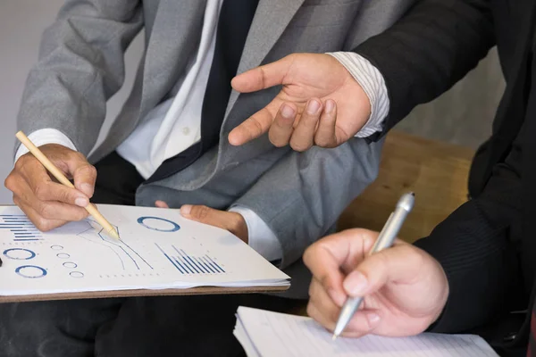 Jóvenes empresarios que tienen una reunión en la oficina. hombre de negocios un — Foto de Stock