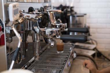 bira ve taze espresso kahve dökülen kahve makinesi makineyi ben
